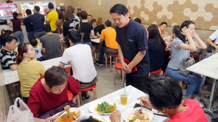 店内高朋满座。