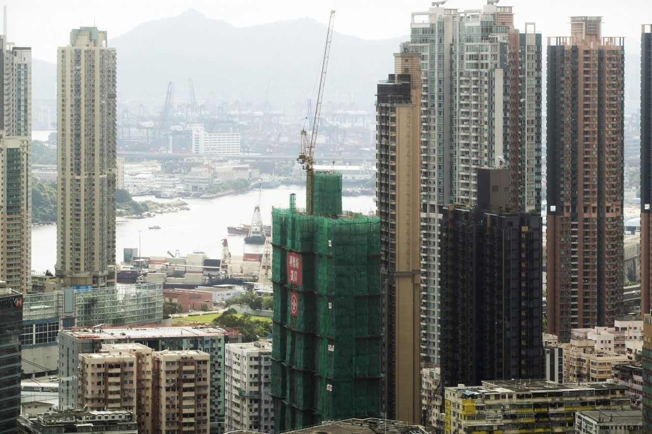 邹崇铭认为，未来香港应减少推出商品化房屋，同时要讨论多元的住屋出路。
