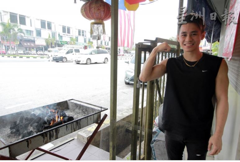 梁修豪展示手臂上的“小老鼠”。