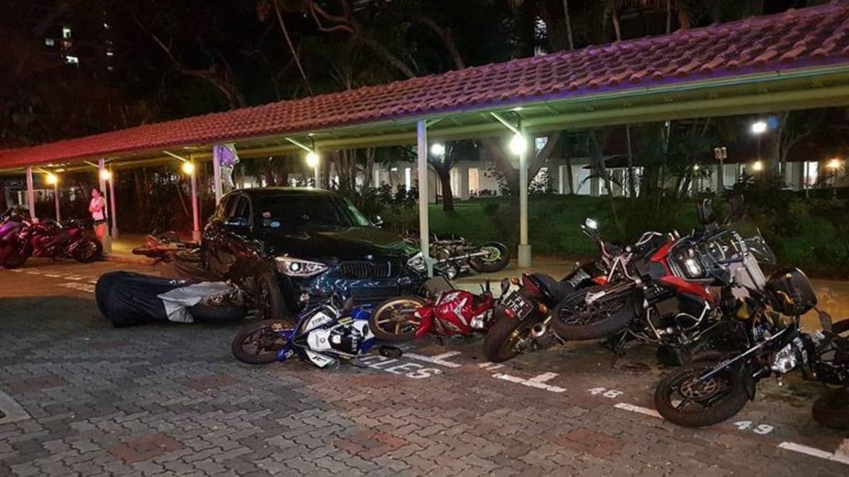 大巴窑停车场宝马轿车司机撞倒10辆摩托车涉酒驾被捕 大巴窑停车场宝马轿车司机撞倒10辆摩托车涉酒驾被捕